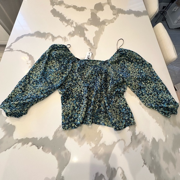 NWT Steve Madden top. Green with pattern.   Size M - Picture 2 of 11